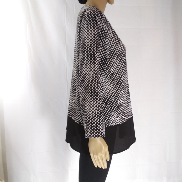 GREY & GRAY Geometric Polka Dot Black Lower Band Pleated V-neck Crepe Top NWT M - Picture 6 of 7